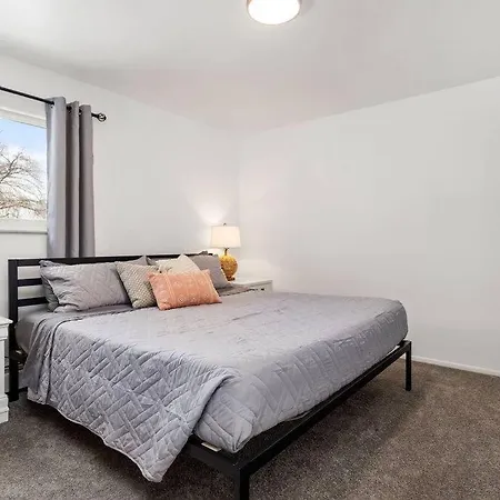 Bright & Modern Flat - King Bed - Near Downtown Apartment